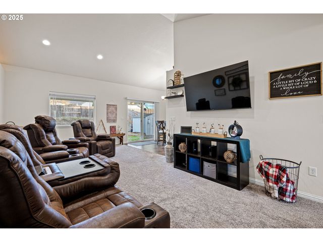 1904 S 6TH St, Cottage Grove, OR 97424