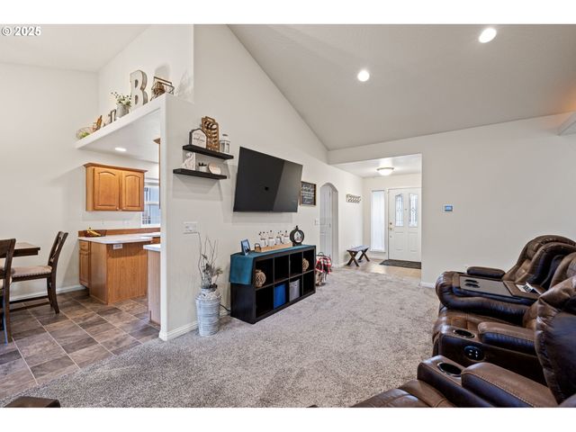 1904 S 6TH St, Cottage Grove, OR 97424