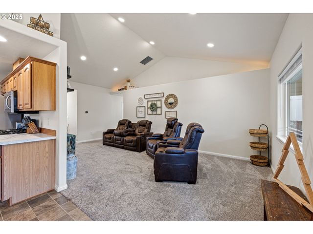 1904 S 6TH St, Cottage Grove, OR 97424