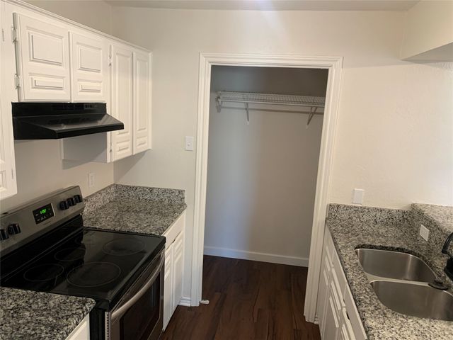 3903 Wanklyn Court, Dallas, TX 75237