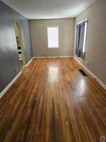 2204 SW Kensington CT, Topeka, KS 66606