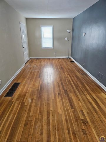 2204 SW Kensington CT, Topeka, KS 66606