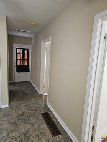 2204 SW Kensington CT, Topeka, KS 66606