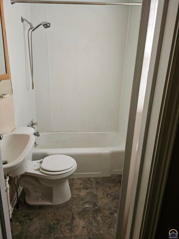 2204 SW Kensington CT, Topeka, KS 66606