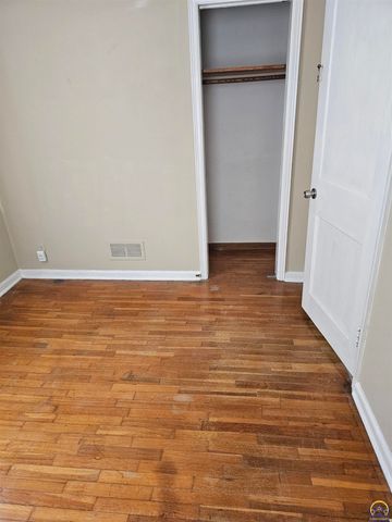 2204 SW Kensington CT, Topeka, KS 66606