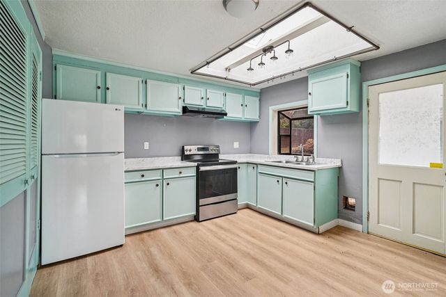 17205 Spruce Way, Lynnwood, WA 98037