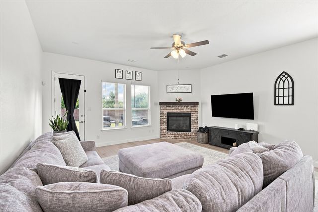 420 Wrangler Way, Waxahachie, TX 75167