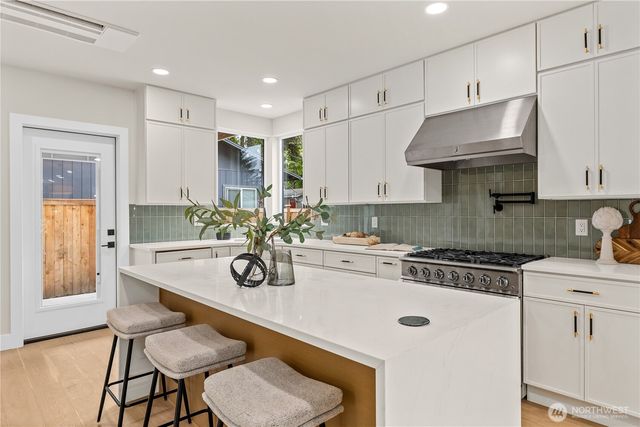 11709 Roosevelt Way NE, Seattle, WA 98125