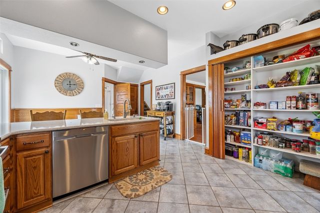 2860 68th Street, Newhall, IA 52315