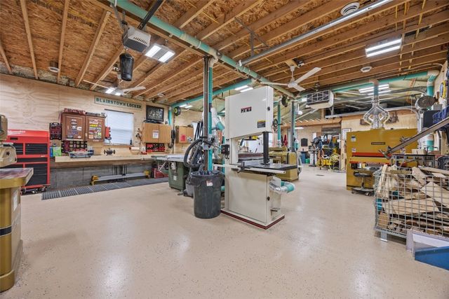 2860 68th Street, Newhall, IA 52315