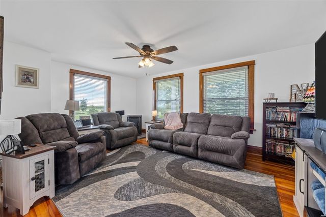 2860 68th Street, Newhall, IA 52315