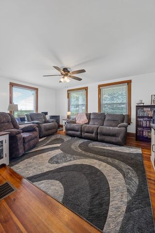 2860 68th Street, Newhall, IA 52315