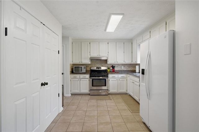 3366 Woodlaurel Drive, Snellville, GA 30078