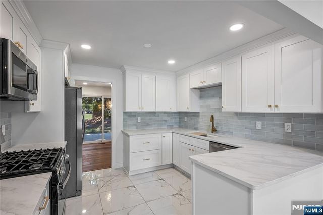 77 Sunset Court, Mahwah, NJ 07430