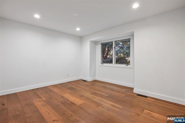 77 Sunset Court, Mahwah, NJ 07430