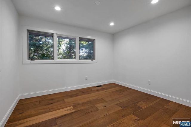 77 Sunset Court, Mahwah, NJ 07430
