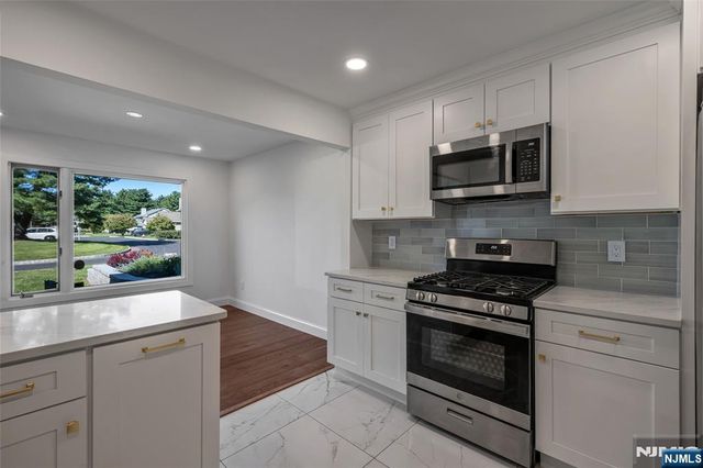 77 Sunset Court, Mahwah, NJ 07430