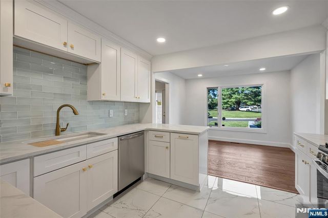 77 Sunset Court, Mahwah, NJ 07430