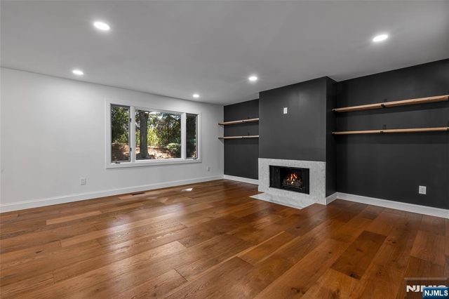77 Sunset Court, Mahwah, NJ 07430