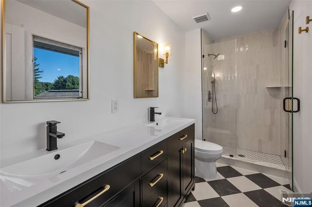 77 Sunset Court, Mahwah, NJ 07430