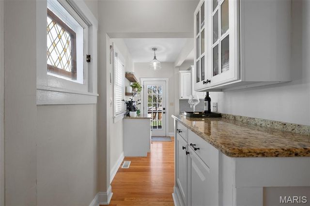 716 N Kirkwood Road, Kirkwood, MO 63122