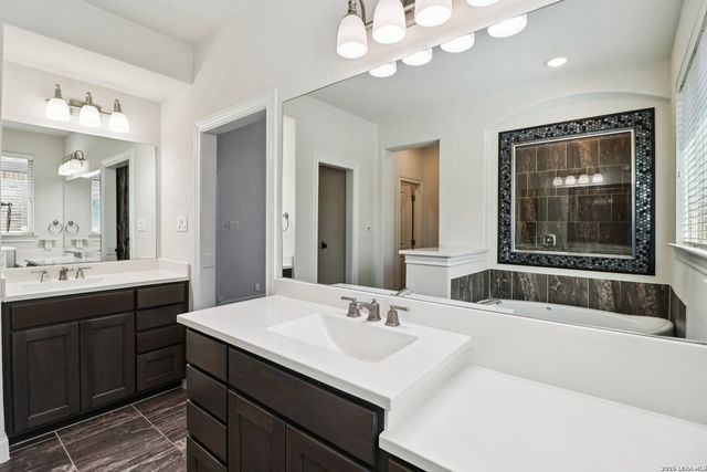 988 Carriage Loop, New Braunfels, TX 78132