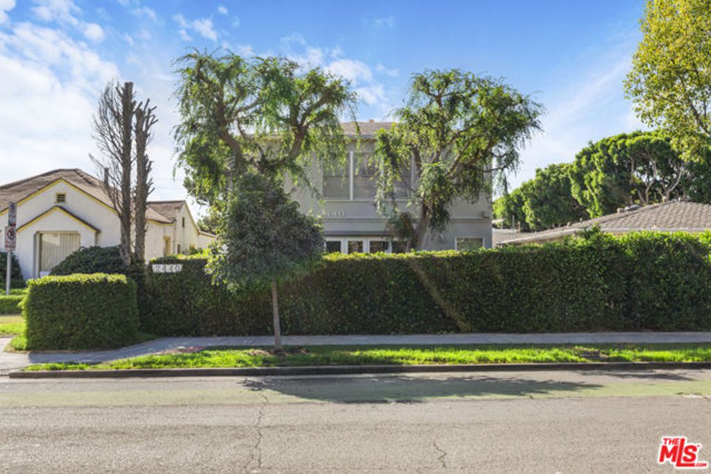 2440 Arizona Avenue, Santa Monica, CA 90404