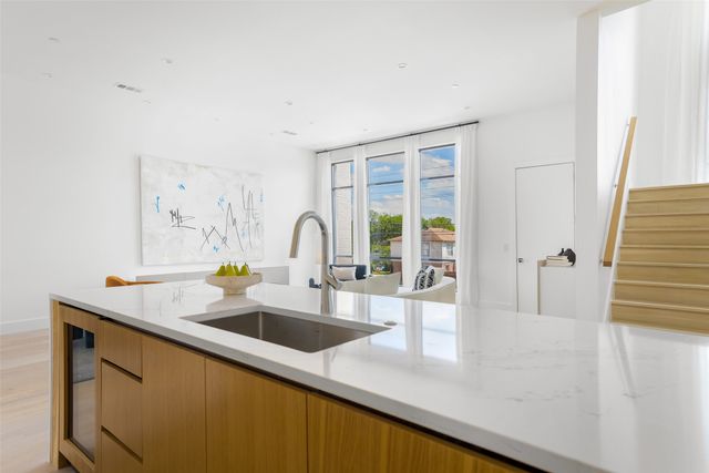 610 N Oak Cliff Boulevard 203, Dallas, TX 75208