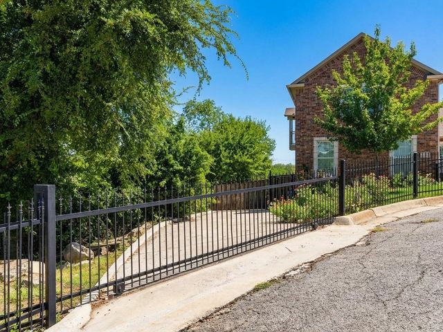 2700 Refugio Avenue, Fort Worth, TX 76164