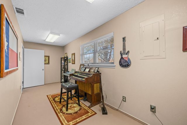 1500 W Lynn Street, Slaton, TX 79364