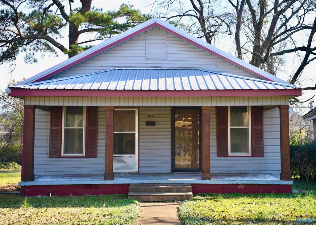 210 4th Avenue NW, Decatur, AL 35601