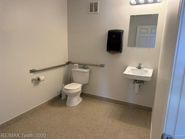 13665 Northline Road, Southgate, MI 48195