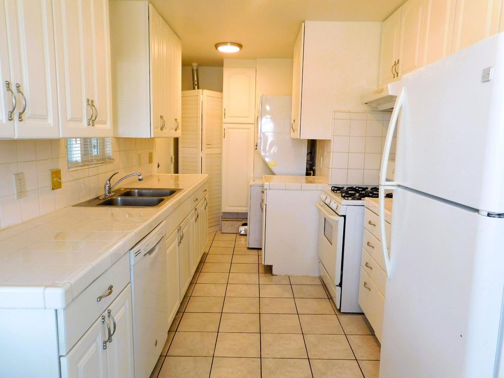 Image 3 of property listing at 4186 E Ashlan, Fresno, CA 93726