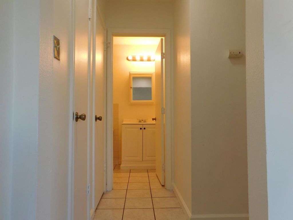 Image 4 of property listing at 4186 E Ashlan, Fresno, CA 93726