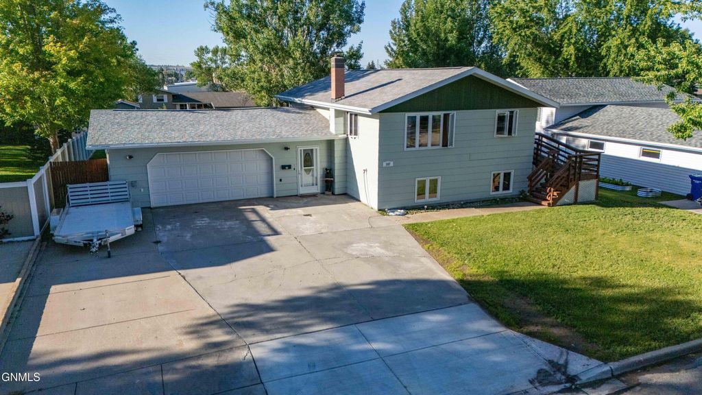 107 10th Street NE, Beulah, ND 58523 photo 2