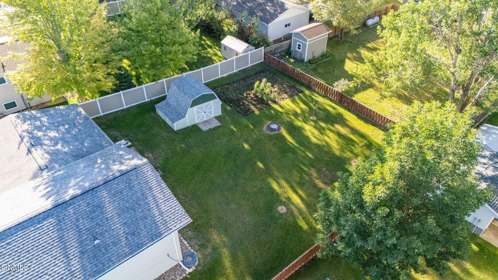 107 10th Street NE, Beulah, ND 58523 photo 3