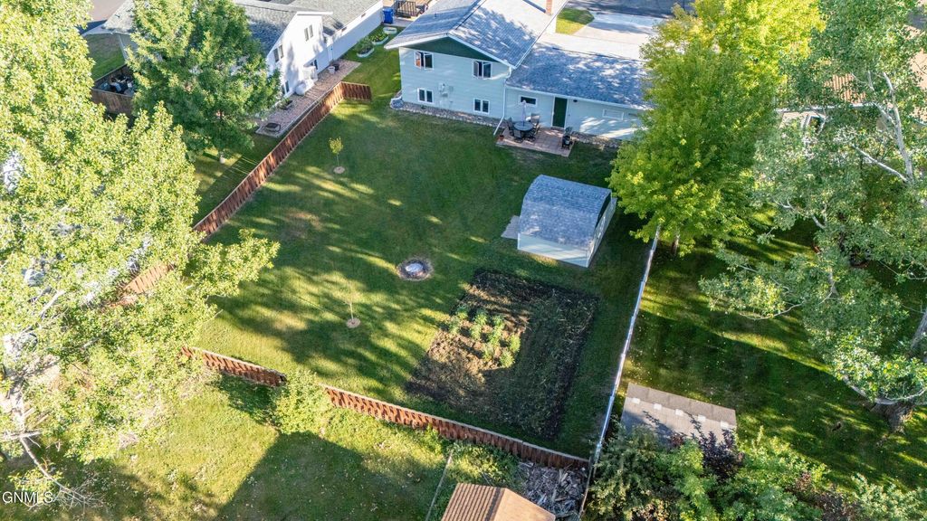 107 10th Street NE, Beulah, ND 58523 photo 4