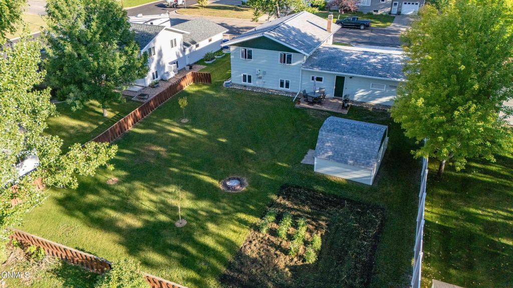 107 10th Street NE, Beulah, ND 58523 photo 5