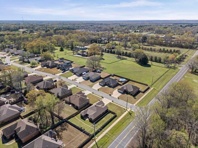 11 Tradewinds Dr, Cabot, AR 72023