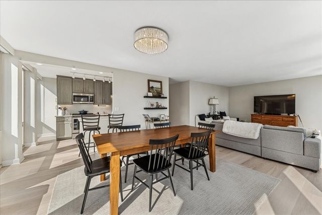 111 E Chestnut Street 22K, Chicago, IL 60611