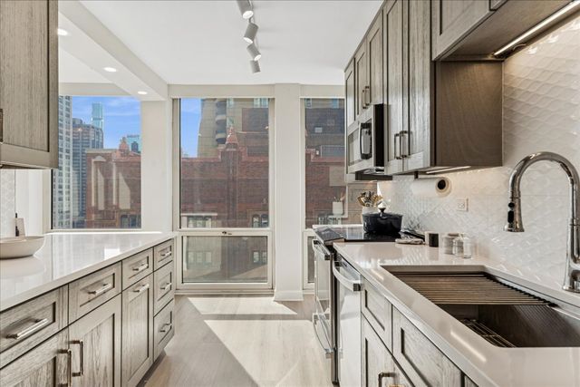 111 E Chestnut Street 22K, Chicago, IL 60611