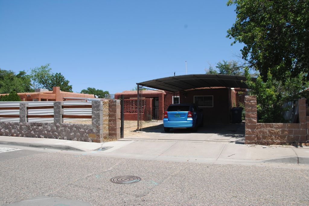 422 CHAMA Street NE, Albuquerque, NM 87108