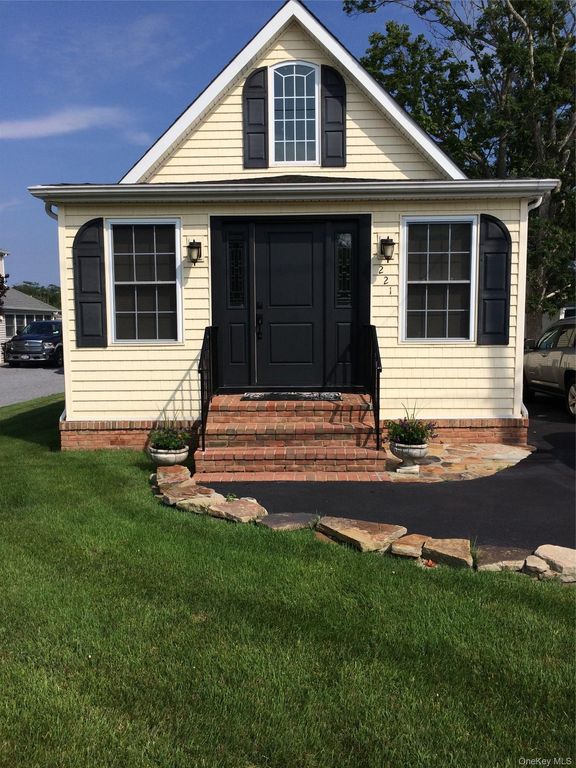 221 S Dunton Avenue, East Patchogue, NY 11772