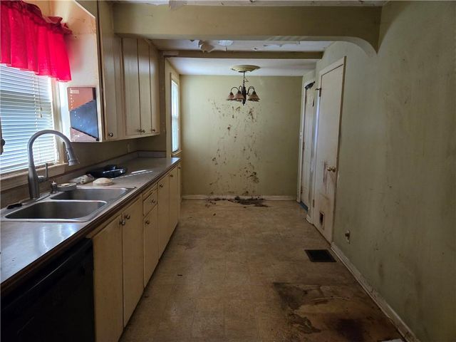 9107 Charlotte Street, Kansas City, MO 64131