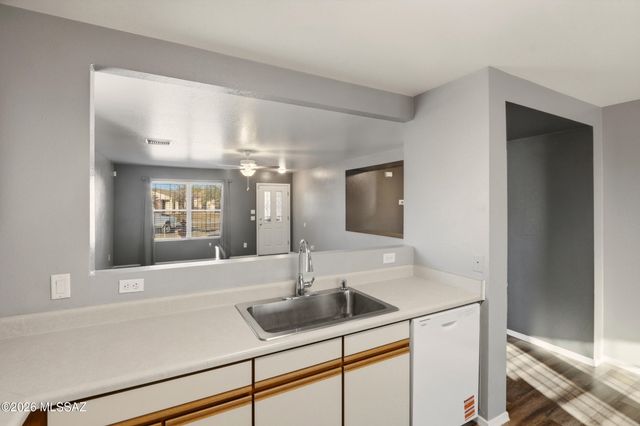 2521 E Knightsbridge Drive, Tucson, AZ 85706