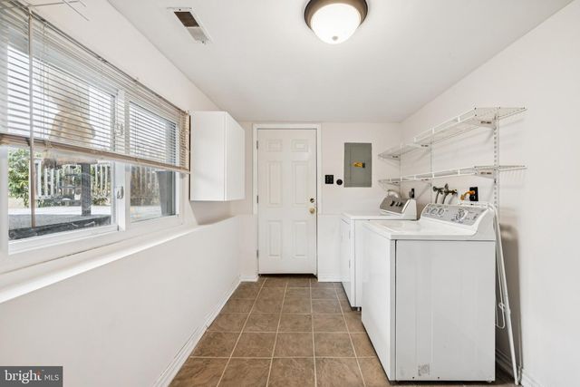 2409 FRIES MILL RD, Williamstown, NJ 08094