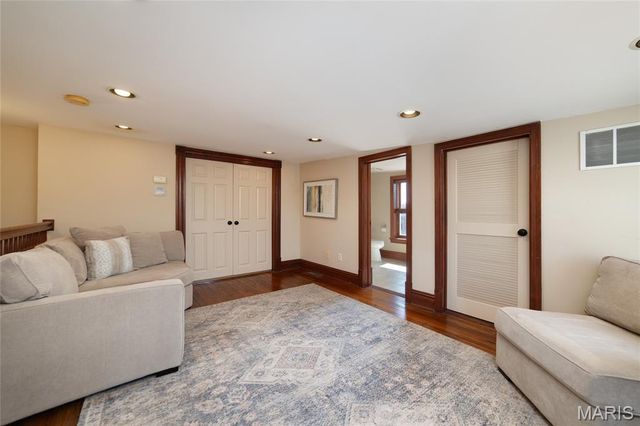 3219 Iowa Avenue, St Louis, MO 63118