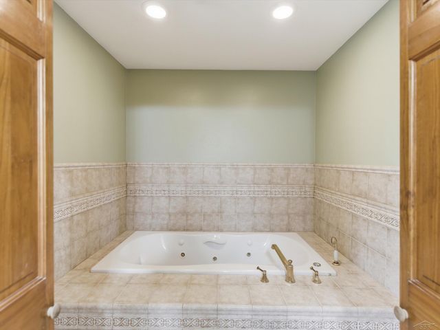 3172 Pine Tree Court, Waterford Twp, MI 48329