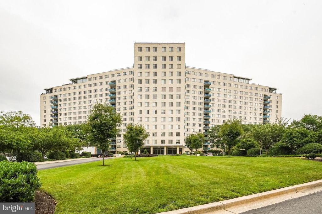 Image 1 of property listing at 10401 GROSVENOR PL #324, Rockville, MD 20852