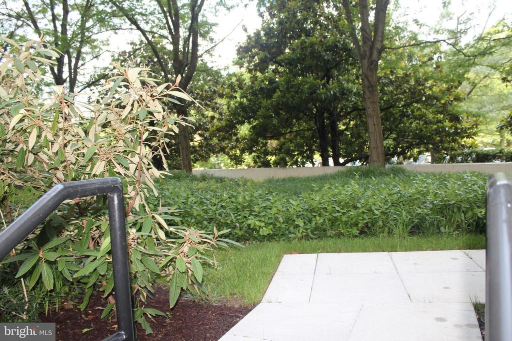 Image 15 of property listing at 10401 GROSVENOR PL #324, Rockville, MD 20852